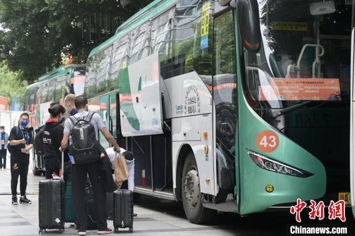 由香港导演刘伟恒执导，黄百鸣监制，黄子桓担任出品人及编剧，郑嘉颖、陈静、朱晨丽领衔主演的悬疑爱情电影《焚情》发布定档海报及预告，将于6月18日正式全国上映，国粤语双版本发行